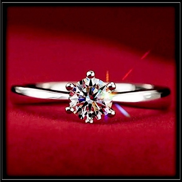 NEW 925 SILVER SIMPLE SIMULATED ROUND SOLITAIRE DIAMOND ENGAGEMENT WEDDING RING - Picture 1 of 6